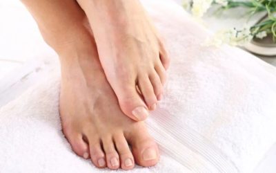 خلطات طبيعية لترطيب وعلاج تشققات القدمين