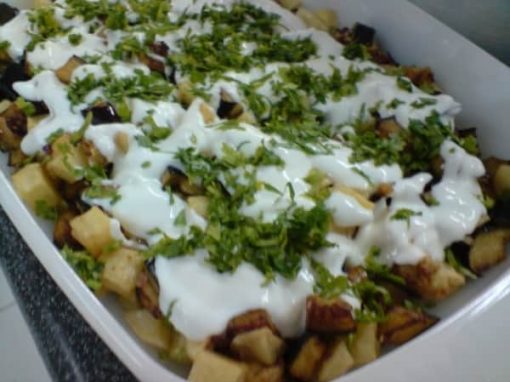 فتة الباذنجان والبطاطس من اطباق النخبه